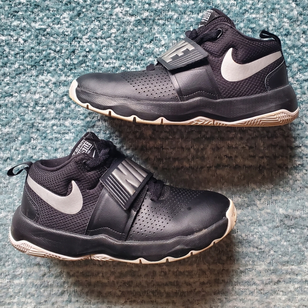 Nike Team Hustle D8 Basketball Shoes